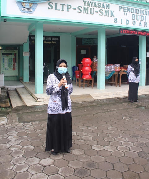 Ibu Kepala Sekolah, Dra. Indyah Kartini  Memberikan Sambutan Dalam Apel