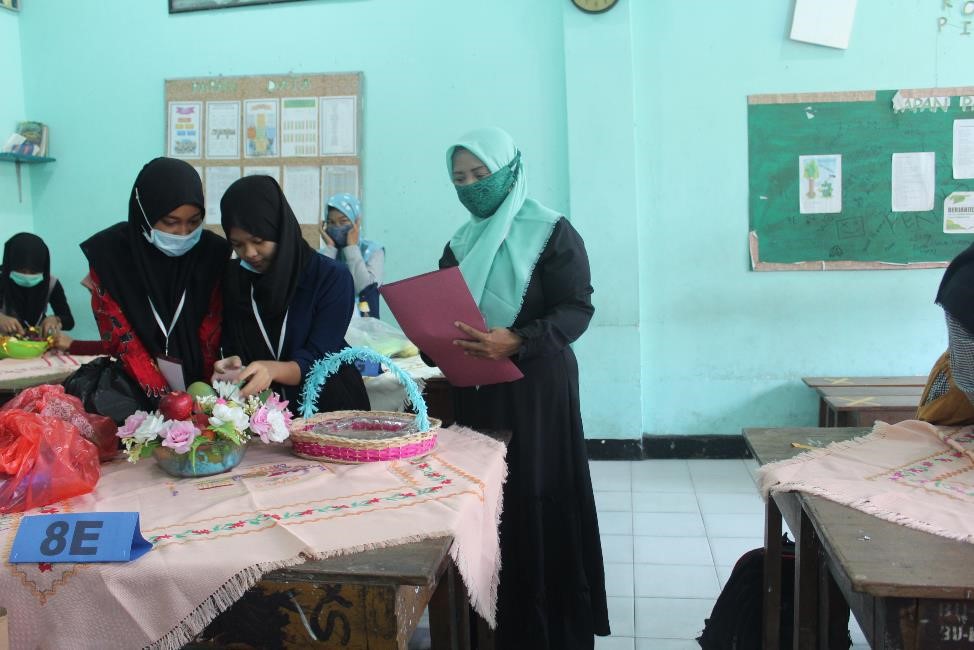 Proses Penilaian Lomba Menghias Buah